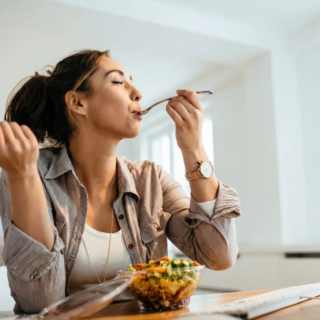 Mujer disfrutando de la comida sin culpa